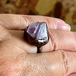 Mono top ring amethyst