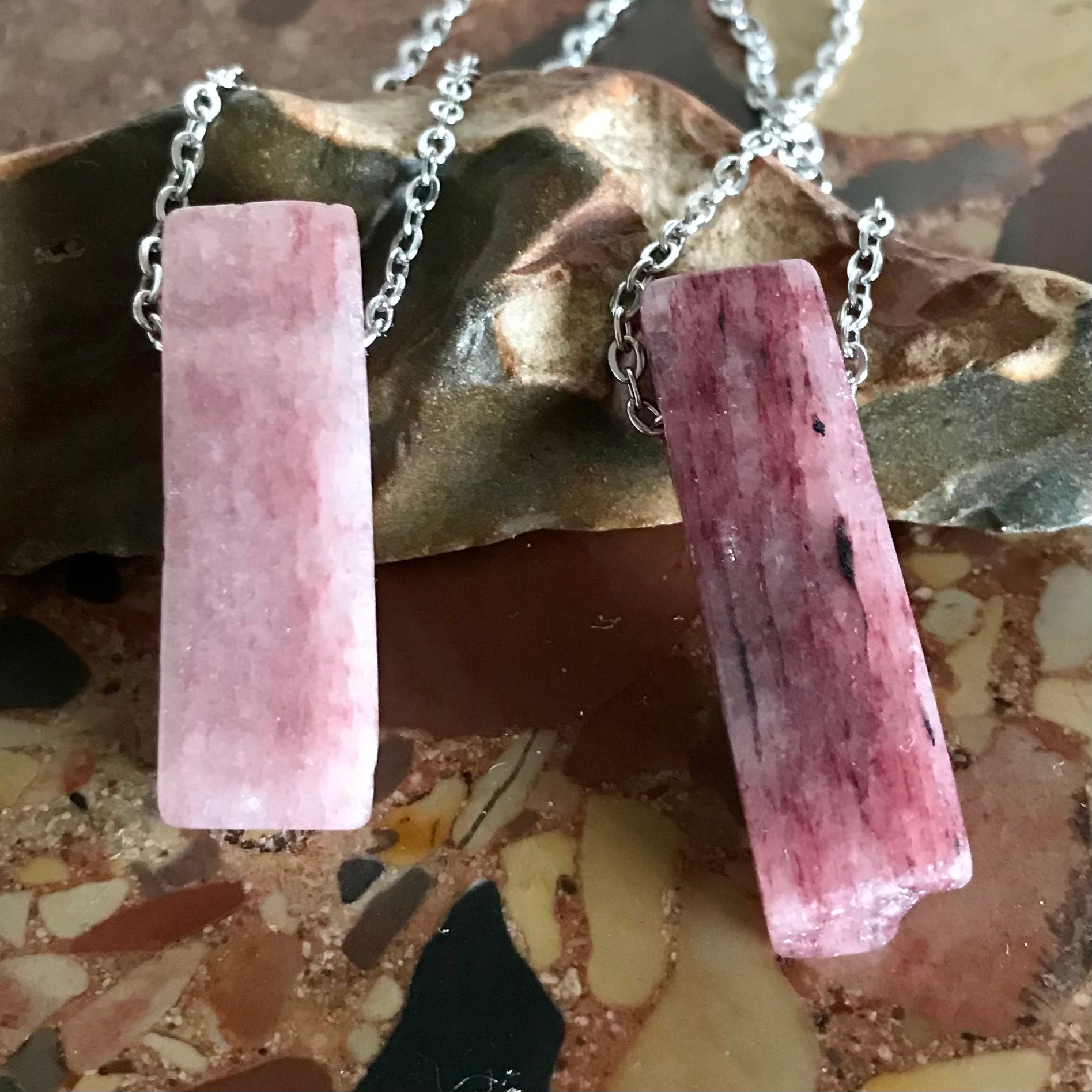 Mono rod pendant strawberry quartz (silver colored chain)