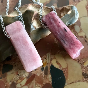 Mono rod pendant strawberry quartz (silver colored chain)