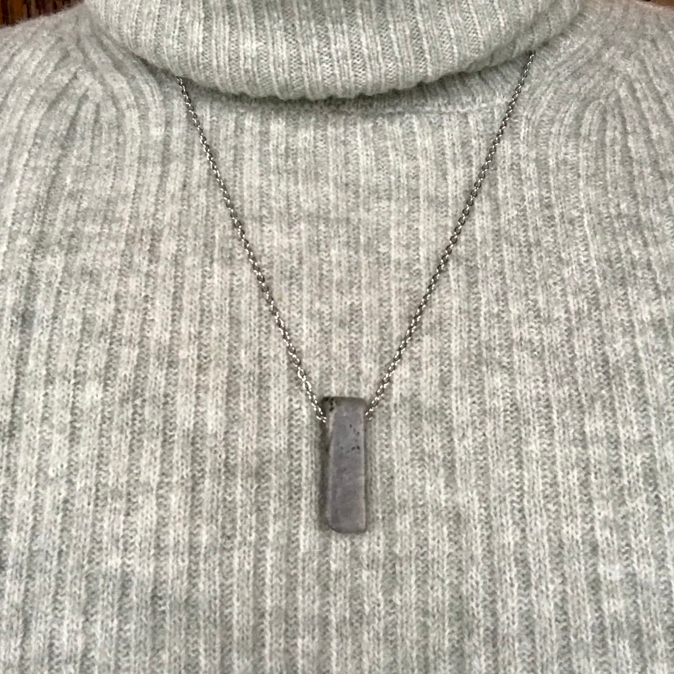 Mono rod pendant labradorite (silver colored chain)